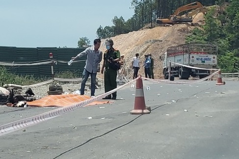 Tai xe tong chet nguoi roi lai xe bo tron len bien gioi hinh anh