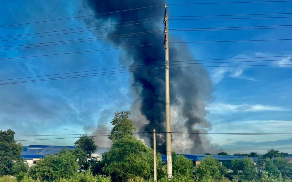 Cong ty may mac lon o Hue boc chay trong dem hinh anh