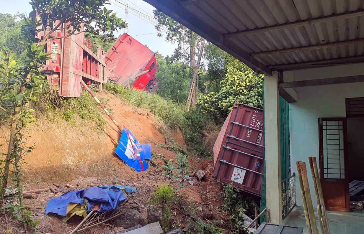 Lat xe container anh 1