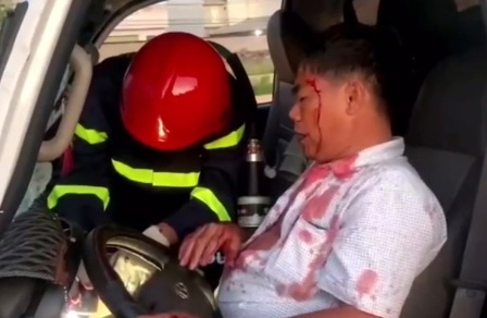 Giai cuu tai xe mac ket trong cabin sau tai nan hinh anh