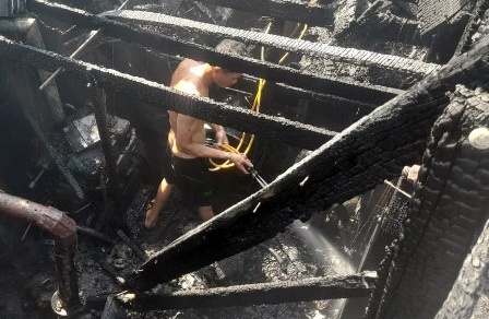 Tau ca chay rui khi neo dau gan bo hinh anh