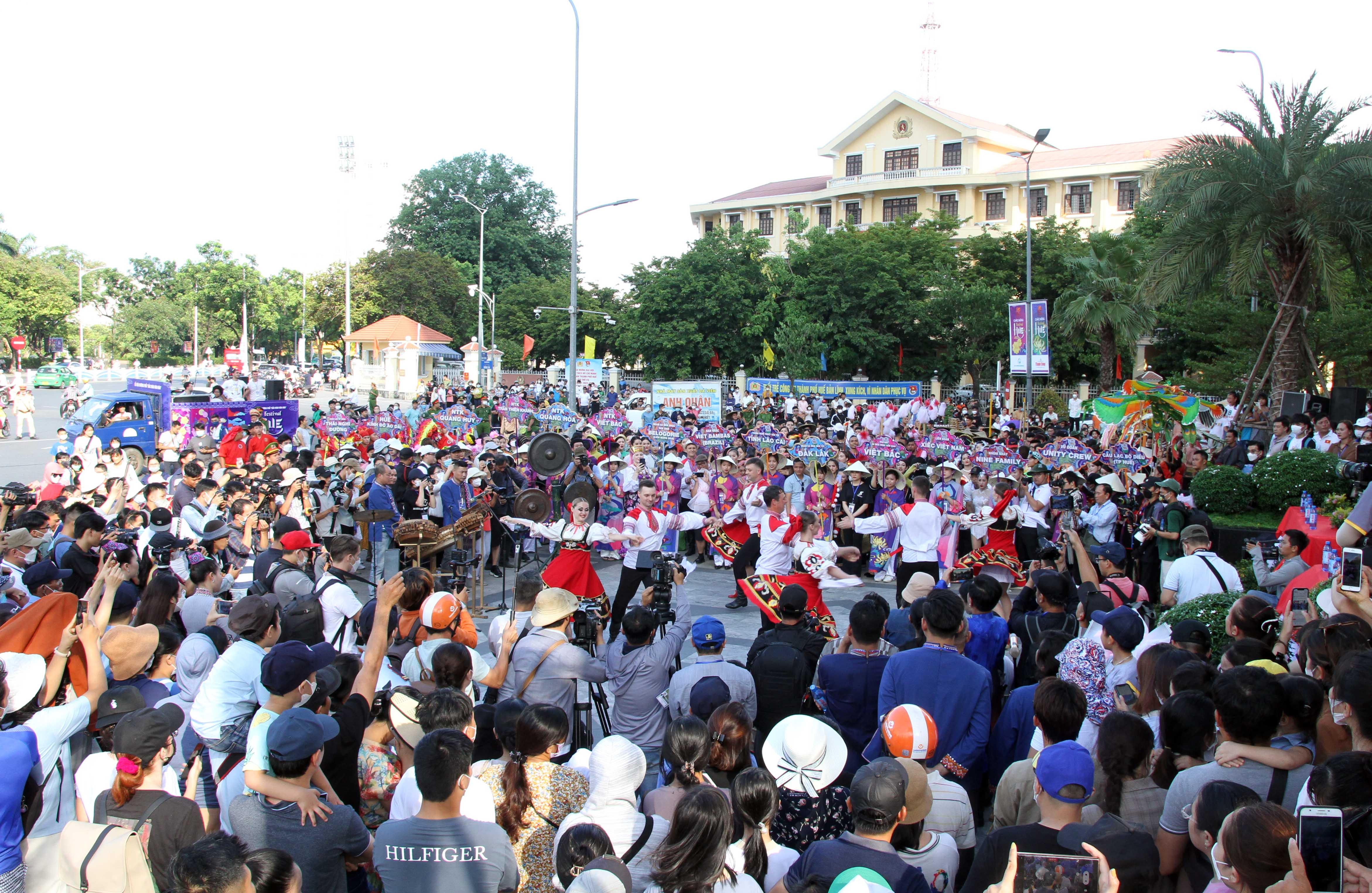 Khach tang manh anh 1