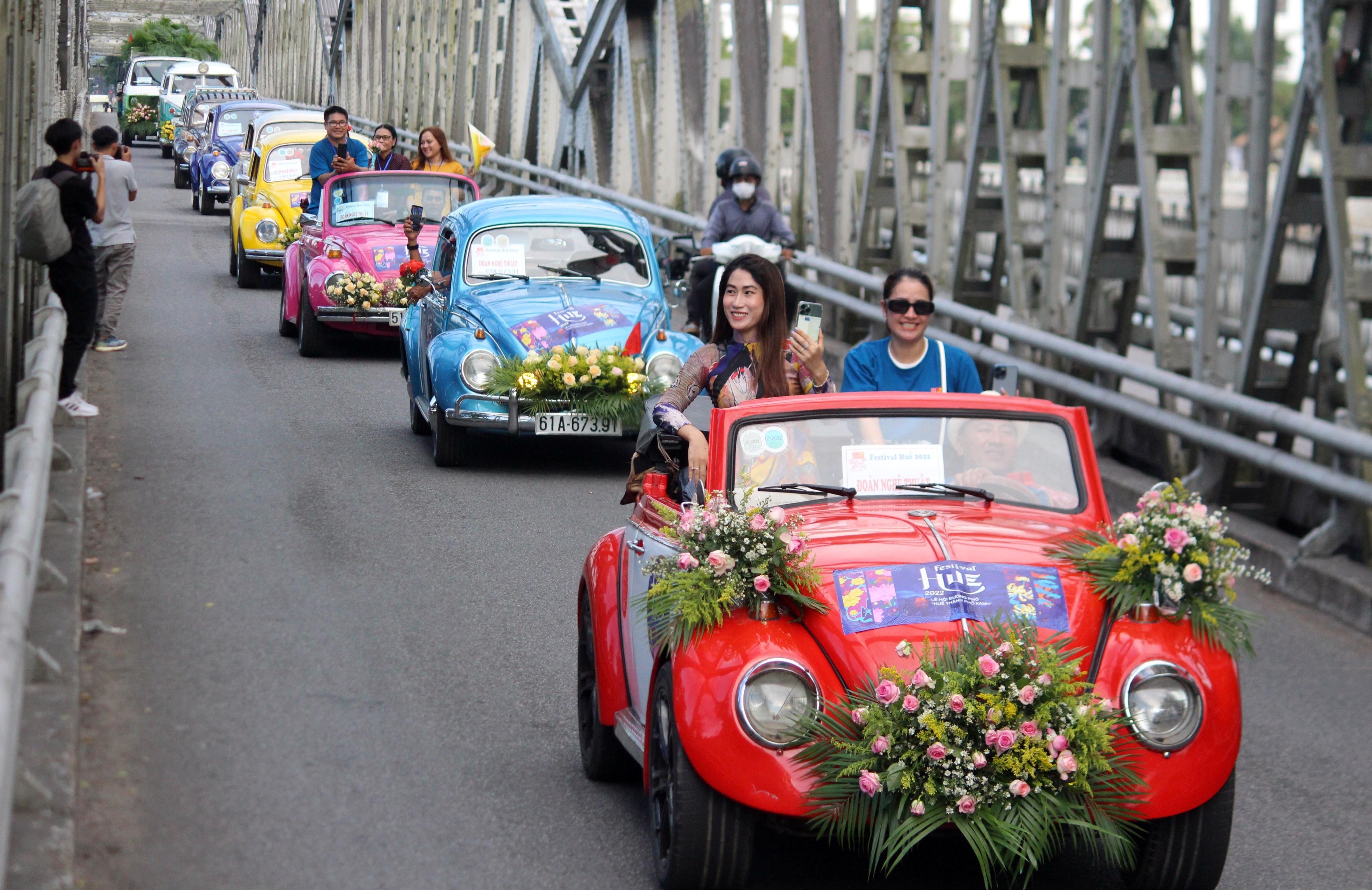 Hang chuc xe co dieu hanh tren duong pho o Festival Hue hinh anh