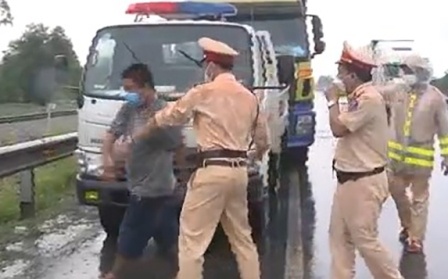 Khong co can cu xac dinh tai xe bi danh trong vu to CSGT hanh hung hinh anh