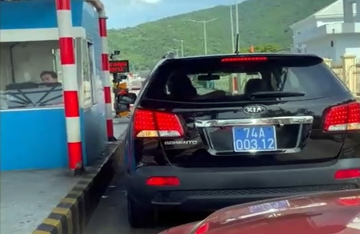 Xe bien xanh qua tram anh 1