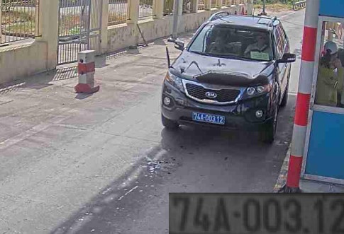 Xe bien xanh qua tram anh 1