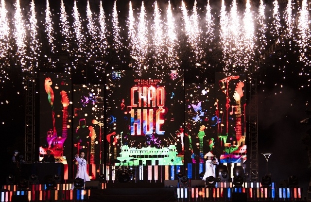 Nghin nguoi chen chan du dem be mac Festival Hue hinh anh