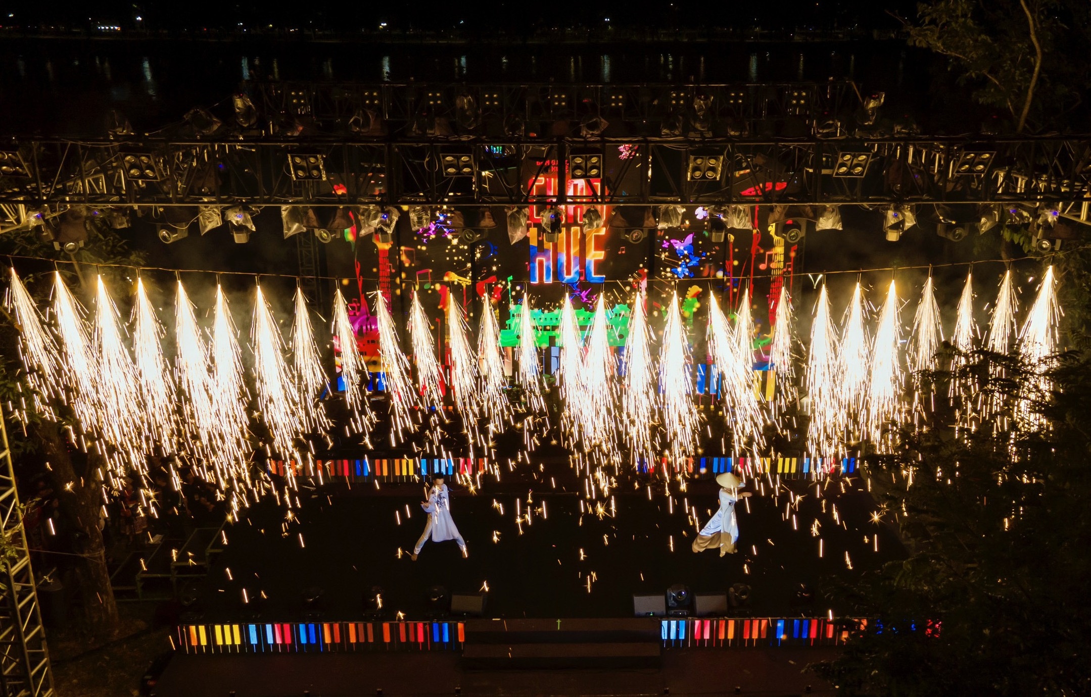 Dem tiec cua sac mau anh 8