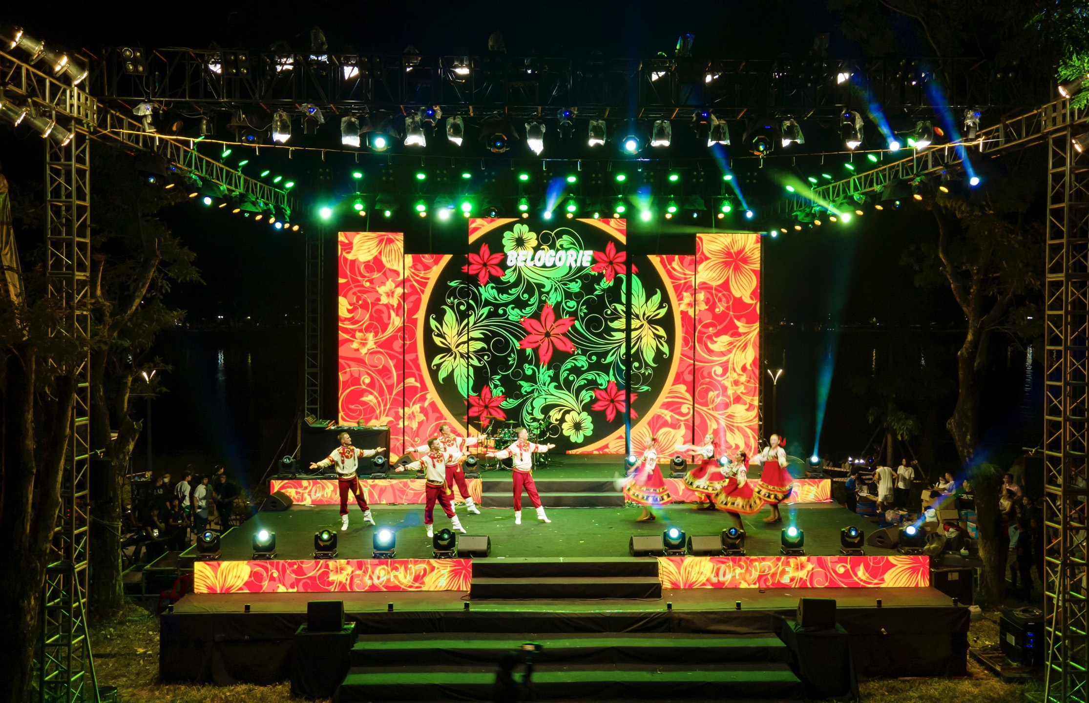 Dem tiec cua sac mau anh 4