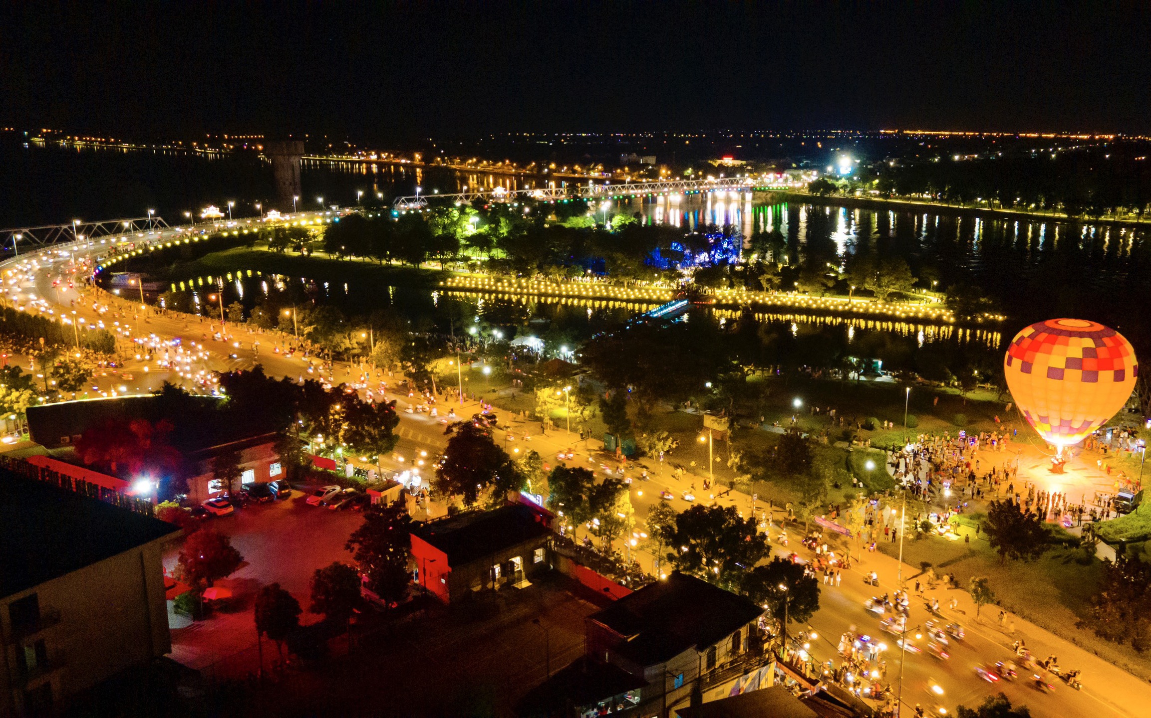 Dem tiec cua sac mau anh 1