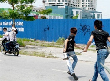 Nam thanh nien bi ban tu vong sau vu hon chien o cau Lang Co hinh anh