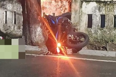 Xe may cho 3 tong do cot bien bao, mot nguoi tu vong hinh anh