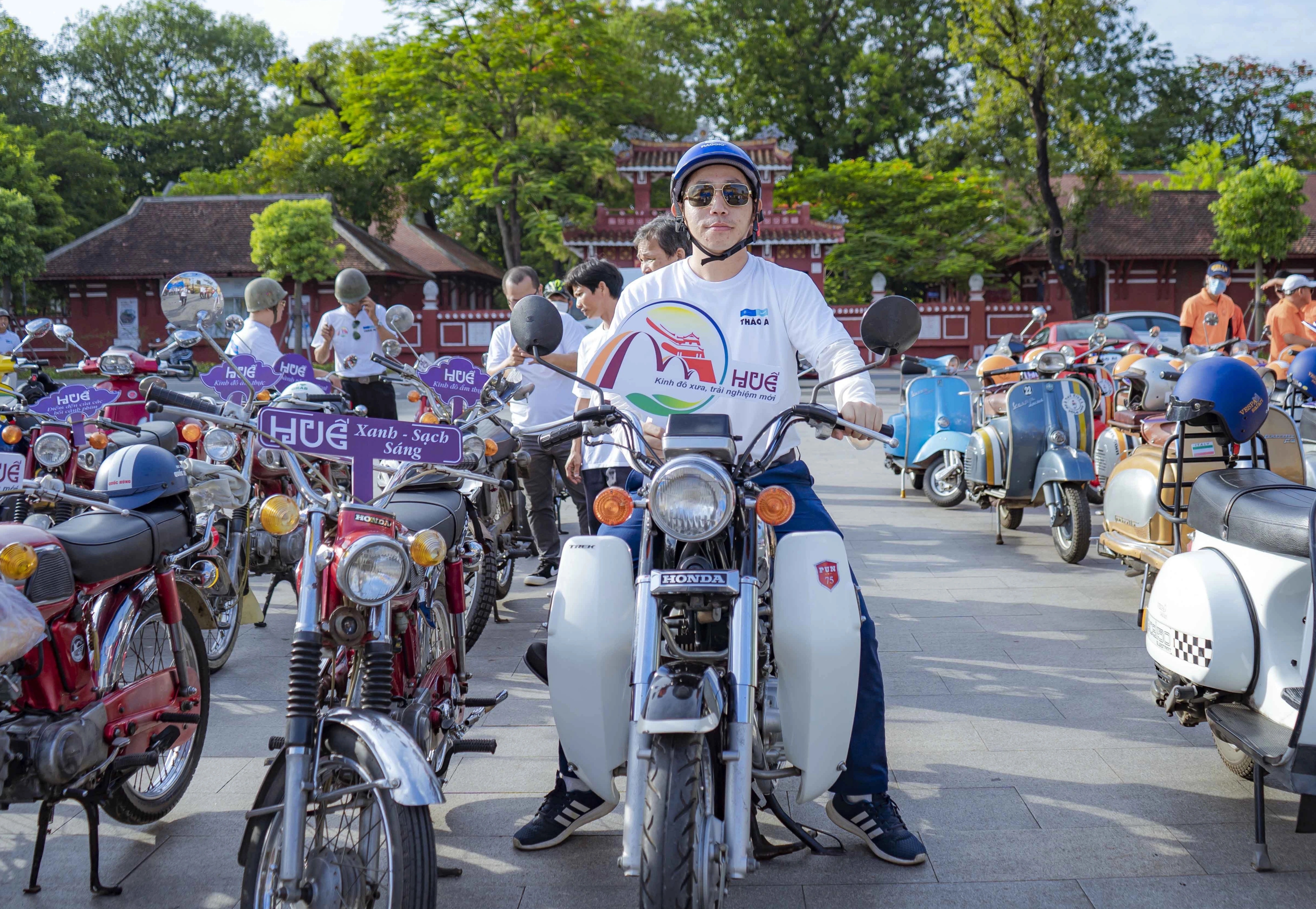 Doan xe may co dieu hanh qua nhung cung duong xu Hue hinh anh