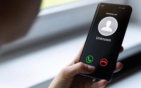 Nguoi phu nu bi lua hon 1,3 ty dong sau cuoc dien thoai hinh anh