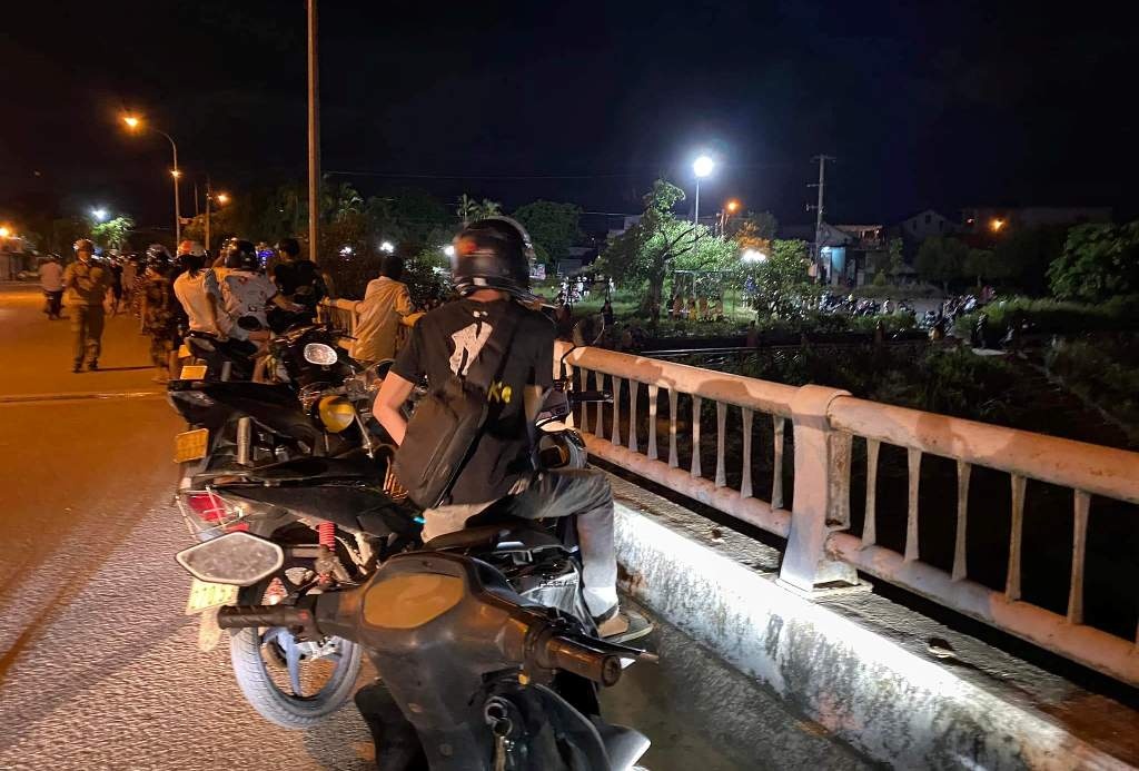 Nu sinh nhay cau anh 1