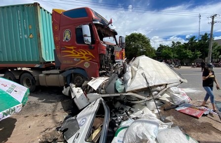 Xe dau keo doi dau oto khach, mot nguoi tu vong trong cabin hinh anh