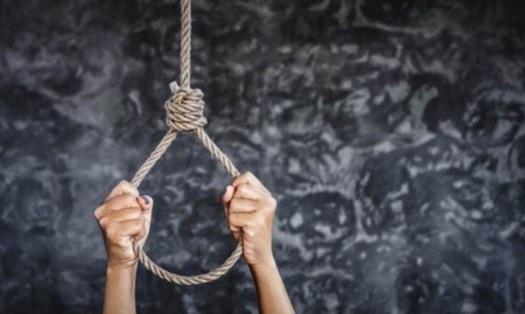 Thi the nguoi dan ong trong tu the treo co ben duong hinh anh