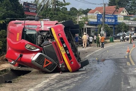 Xe dau keo lat, tong lien hoan loat phuong tien o Quang Tri hinh anh