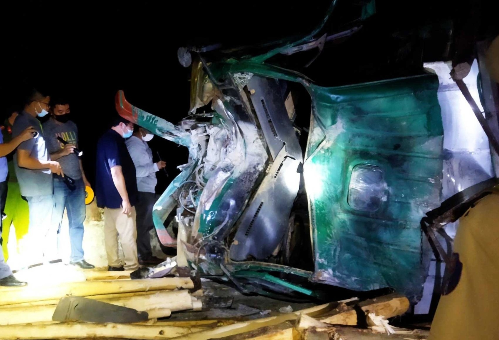 Dien bien suc khoe vo chong tai xe xe tai vu tai nan tham khoc o Hue hinh anh