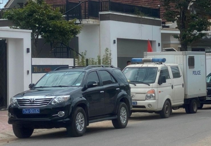 Tam giam cap vo chong no tien nhieu nguoi o Quang Tri hinh anh