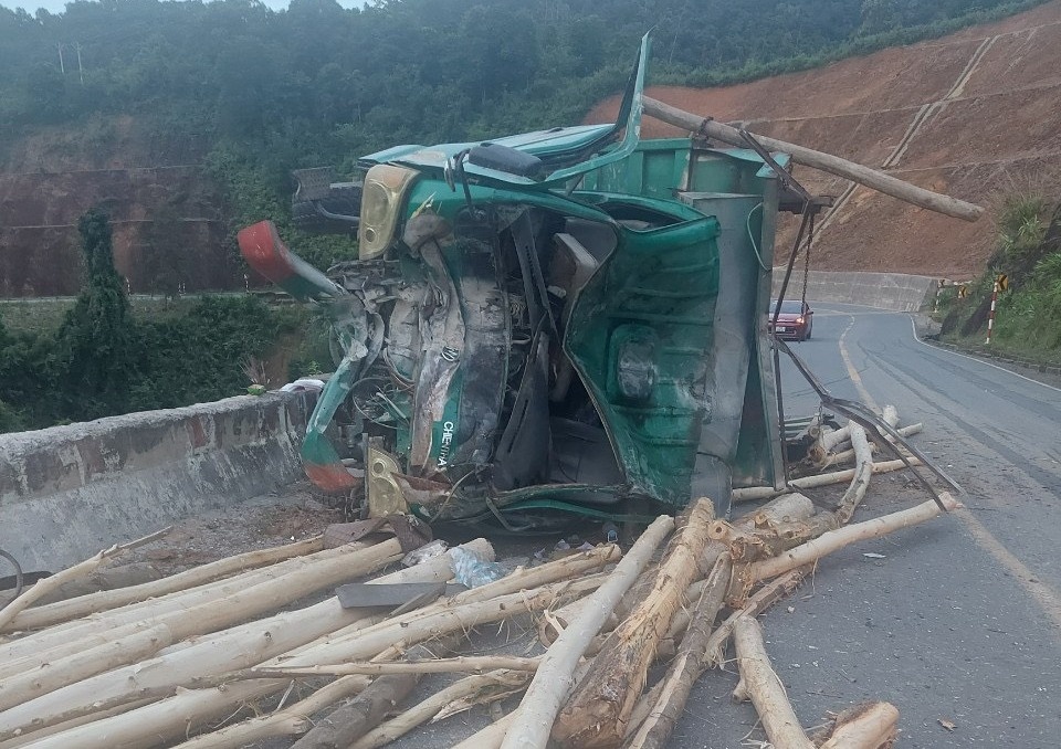 Tai xe khong lam chu toc do, gay tai nan tham khoc khien 4 nguoi chet hinh anh