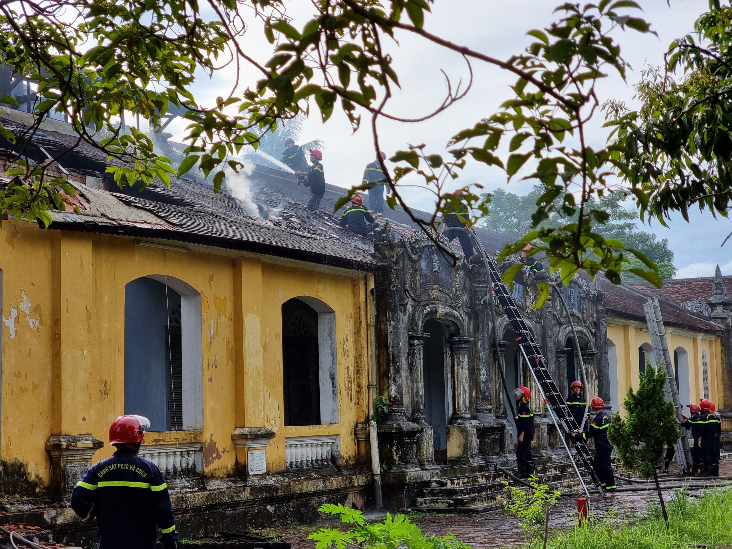 Chay bao tang lich su anh 3
