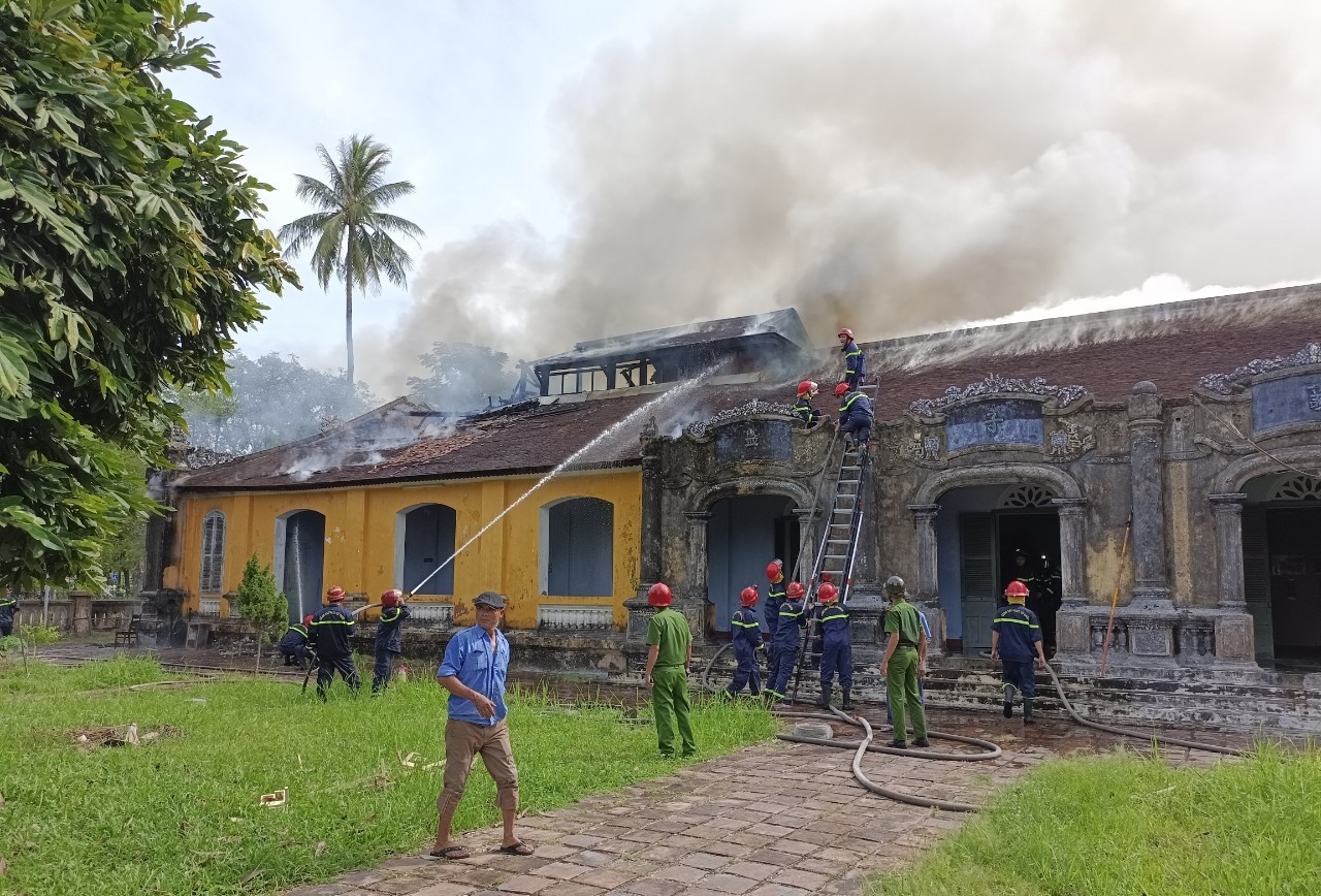 Chay bao tang lich su anh 1