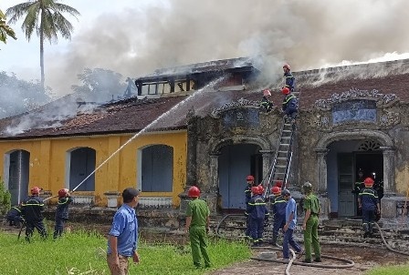 Chay lon o Bao tang Lich su Thua Thien - Hue hinh anh