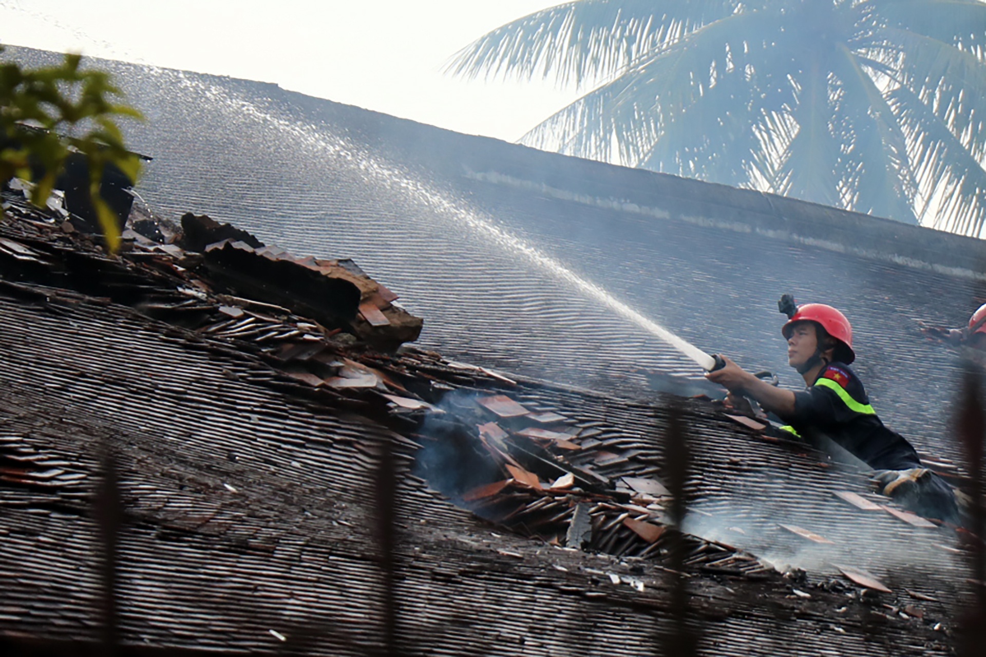 Di tich thoi nha Nguyen hu hai nang sau vu hoa hoan hinh anh