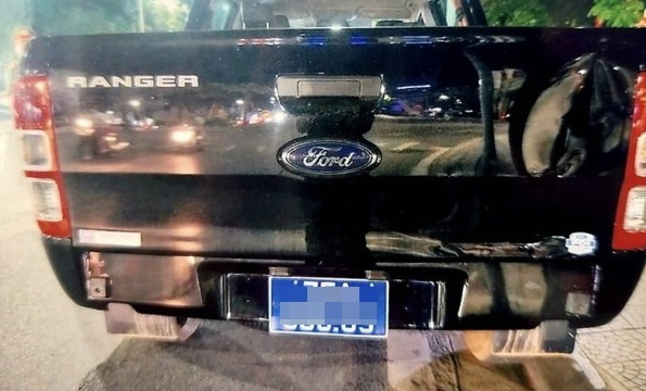 Khong ky luat can bo dieu khien xe bien xanh gay tai nan hinh anh