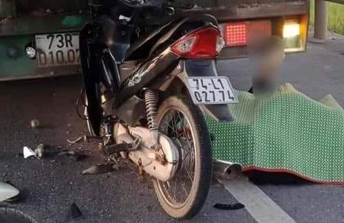 Xe may lao vao duoi oto dau keo, 2 vo chong tu vong hinh anh