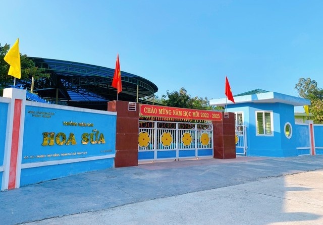 Giao vien dung bang gia anh 1