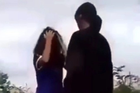 Nu sinh bi ban hoc danh chay mau dau hinh anh