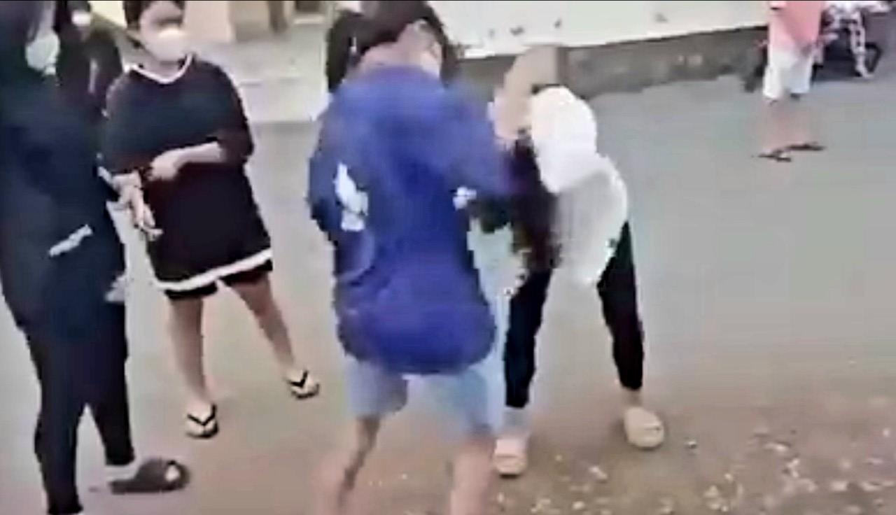 Nhieu hoc sinh quay clip 2 nu sinh danh nhau tai san bong hinh anh