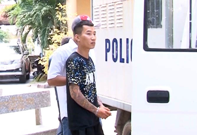 Nam thanh nien dung keo moc chia khoa dam nguoi trong thuong hinh anh