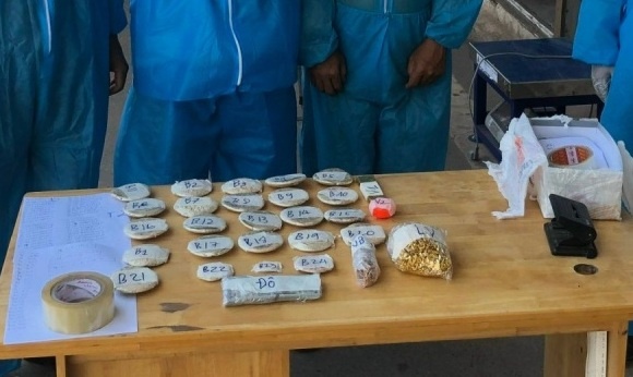 Bat tam giam nguoi phu nu van chuyen 1,7 kg vang qua bien gioi hinh anh