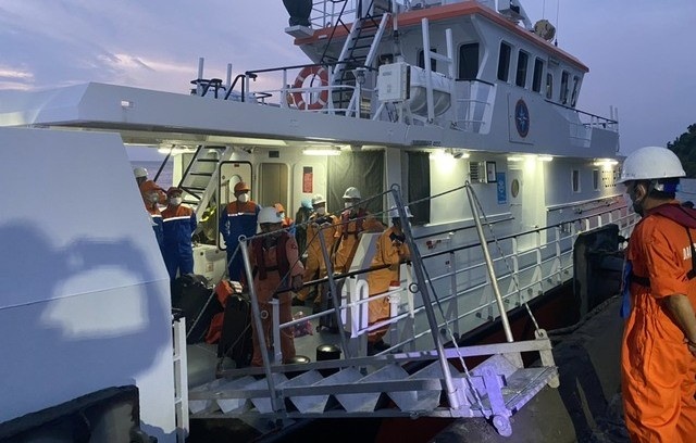 Cuu 14 nguoi tren tau nuoc ngoai gap nan hinh anh