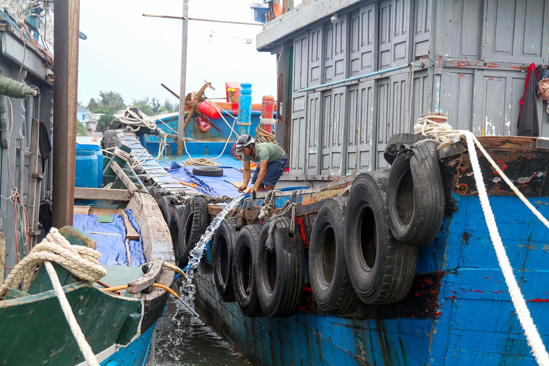 Ngu dan dung lop xe chen tau thuyen truoc khi bao Noru do bo hinh anh