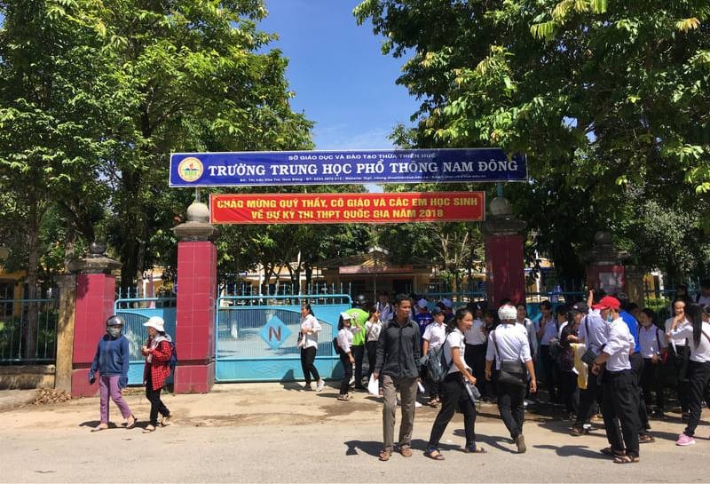 Mau thuan o nha ve sinh, nam sinh cam dao ruot ban hinh anh