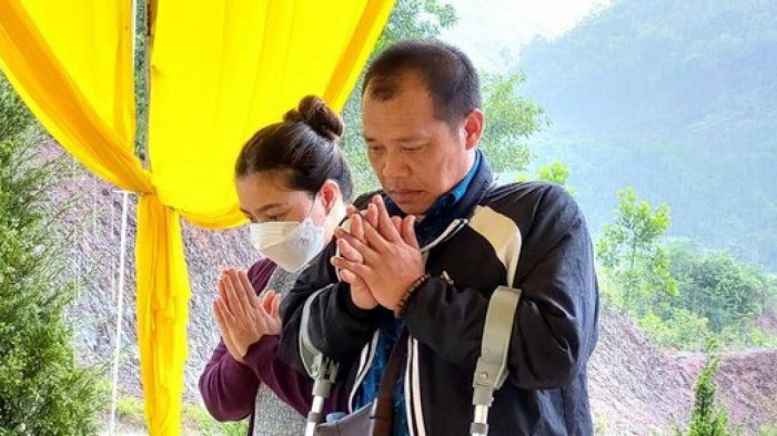 Gia dinh be trai bi thieu xac phu nhan viec thoa thuan boi thuong hinh anh