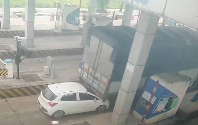 Tron phi qua tram BOT, oto con dam duoi xe tai hinh anh