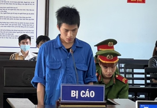 Lanh an 3 nam tu vi cam dao chem nguoi giua duong hinh anh