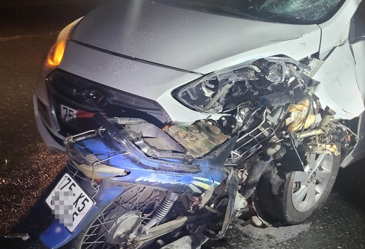 Xe may di nguoc chieu dau dau oto, nam thanh nien tu vong hinh anh