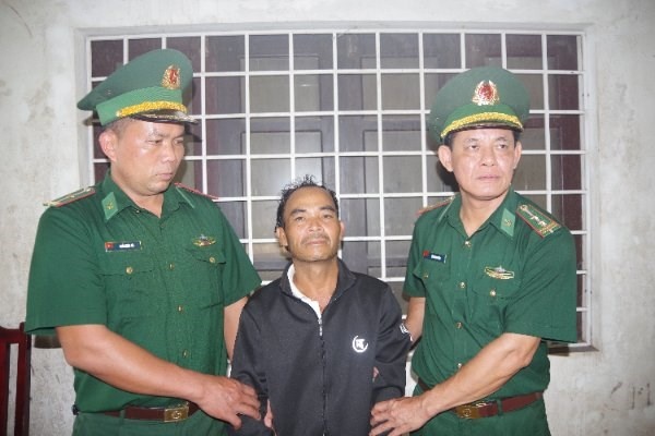 Nguoi dan ong tron truy na 22 nam o Lao hinh anh