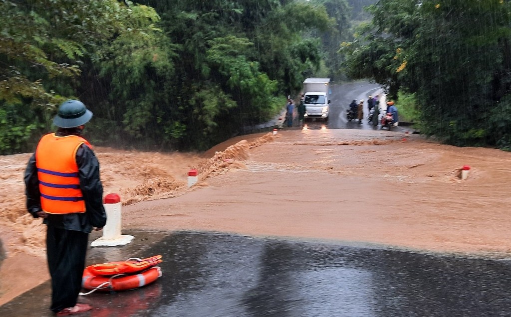 Mua lon 2 ngay, nhieu khu dan cu o mien Trung bi co lap hinh anh