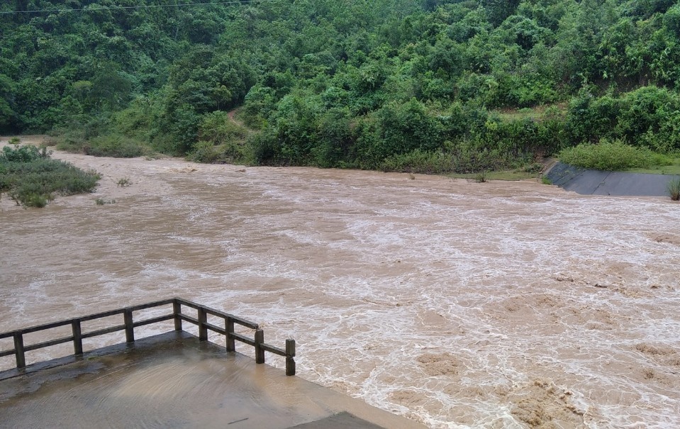 Cau be 9 tuoi roi xuong dong nuoc lu khi cau ca hinh anh