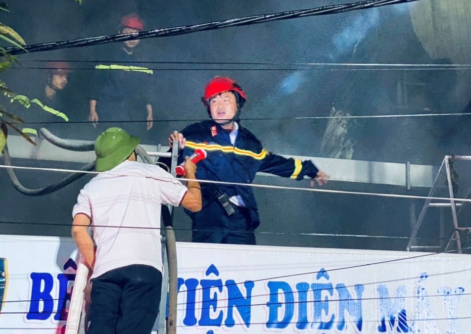 Cua hang dien gia dung chay rui luc rang sang hinh anh