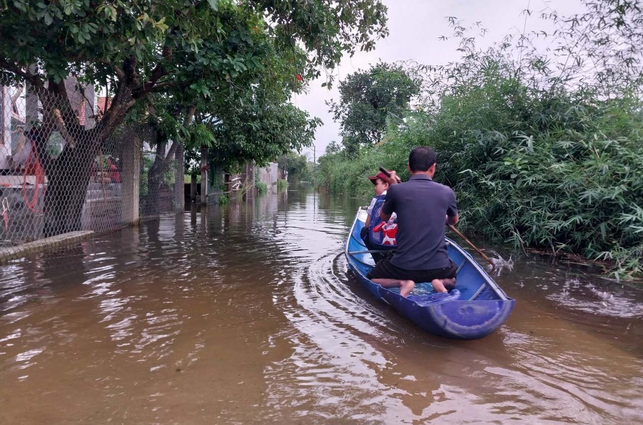 Nuoc song dang cao, Thua Thien - Hue cho hoc sinh vung trung nghi hoc hinh anh