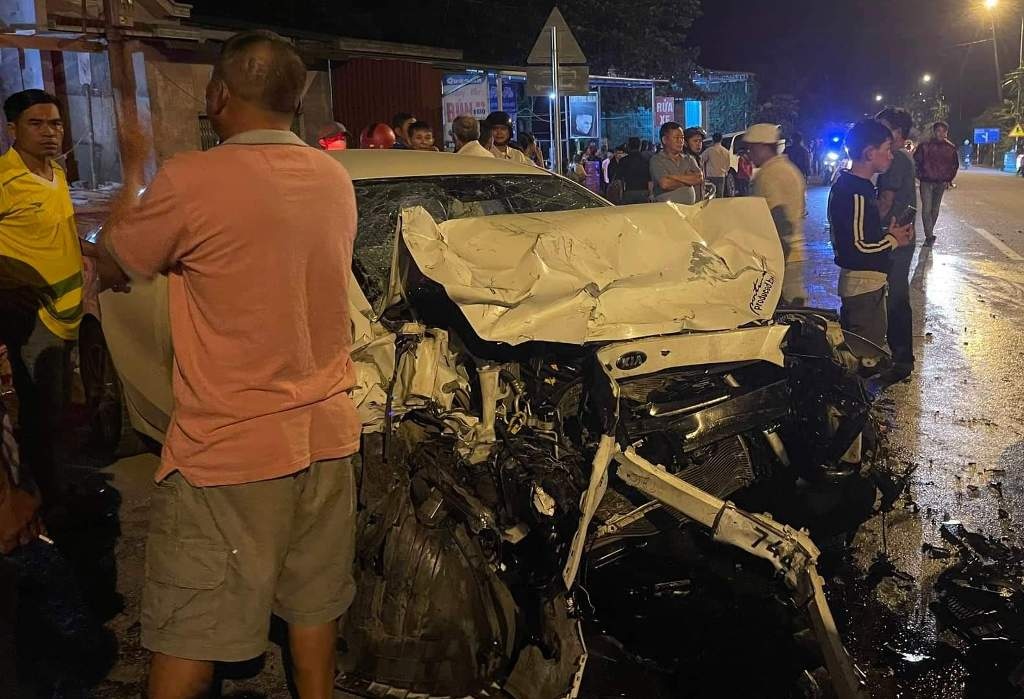 Hai oto dam nhau tren quoc lo 9, mot nguoi tu vong hinh anh