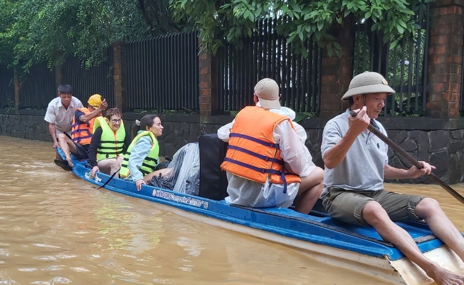 Du khach mac ket anh 1